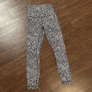 lululemon black white Floral Print Leggings size 2 soft workout yoga